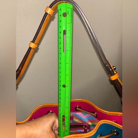 Hand bag, bucket style, draw string, turquoise, colorful inside, feet on bottom - Picture 10 of 11